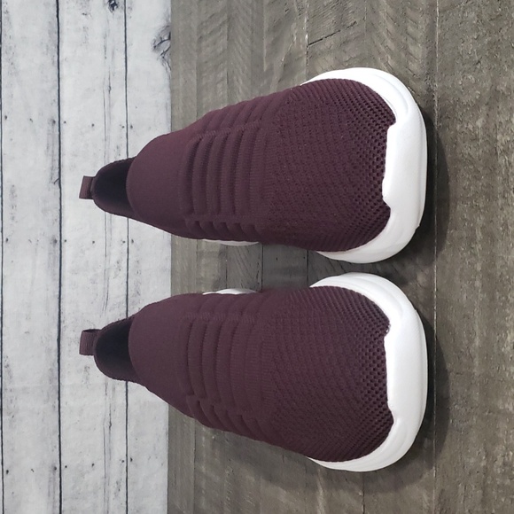Clarks-Cloudsteppers Ezera Walk Slip-On Sneaker Burgundy Knit Size 9.5M - Picture 2 of 5